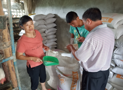 貴定縣開展養殖環節重大風險排查及飼料抽檢工作，保障畜牧漁業飼料銷售安全